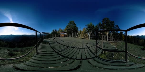 4K 360 - виртуальная реальность красивой горной сцены в осеннее время. Дикие русские горы . — стоковое видео