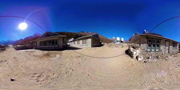 4K VR z Dingboche i wioski Pheriche w Nepalu, podstawowy punkt najstarszego toru bazowego. EBC. Buddyjska stupa na górze. — Wideo stockowe