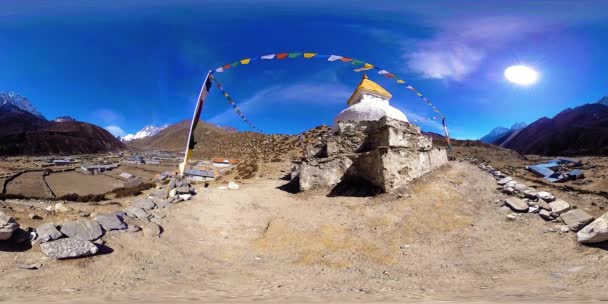 4K VR Dingboche és Pheriche falu Nepálban, alapvető pontja everest tábor pályán. EBC. Buddhista sztúpa a hegyen. — Stock videók