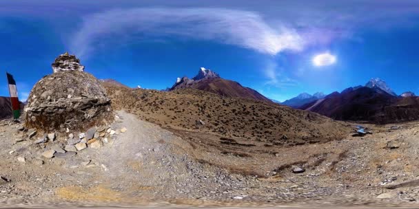 4K VR von Dingboche und dem Dorf Pheriche in Nepal, Ausgangspunkt des ewigsten Basislagers. Die EBC. Buddhistische Stupa auf dem Berg. — Stockvideo