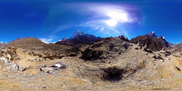 4K VR de Dingboche y la aldea de Pheriche en Nepal, punto básico de pista de campamento base everest. EBC. Estupa budista en la montaña. — Vídeos de Stock