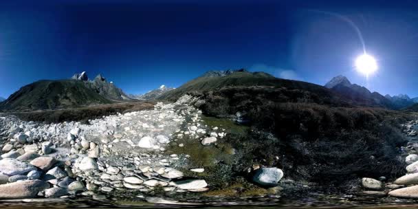 4K VR z vesnice Dingboche a Pheriche v Nepálu, základní bod všudypřítomné základnové stopy. EBC. Buddhistická stúpa na hoře. — Stock video