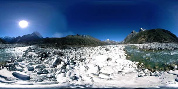 4K VR af landsbyen Dingboche og Pheriche i Nepal, som er det grundlæggende punkt på den mest uendelige base camp track. EBC. Buddhistisk stupa på bjerget. – Stock-video