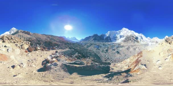 360 vr do acampamento base do Everest no glaciar Khumbu. Vale do Khumbu, parque nacional de Sagarmatha, Nepal dos Himalaias. Via de via EBC perto de Gorak Shep. — Vídeo de Stock