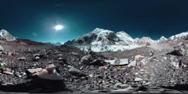 Khumbu Buzulu 'ndaki Everest Üssü' nün 360. Khumbu Vadisi, Sagarmatha Ulusal Parkı, Himalayalar 'ın Nepal' i. Gorak Shep yakınlarındaki EBC rotası.