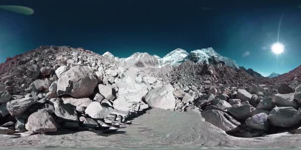 360 vr do acampamento base do Everest no glaciar Khumbu. Vale do Khumbu, parque nacional de Sagarmatha, Nepal dos Himalaias. Via de via EBC perto de Gorak Shep. — Vídeo de Stock