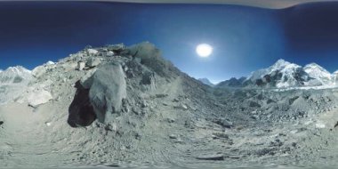 Khumbu Buzulu 'ndaki Everest Üssü' nün 360. Khumbu Vadisi, Sagarmatha Ulusal Parkı, Himalayalar 'ın Nepal' i. Gorak Shep yakınlarındaki EBC rotası.