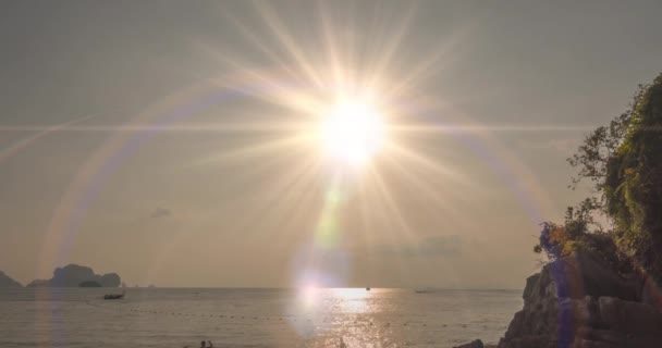 Tempo-lapso de raios de luz sobre o mar ou oceano ao pôr-do-sol. Tempo quente de verão em tropical. Movimento panorâmico. — Vídeo de Stock