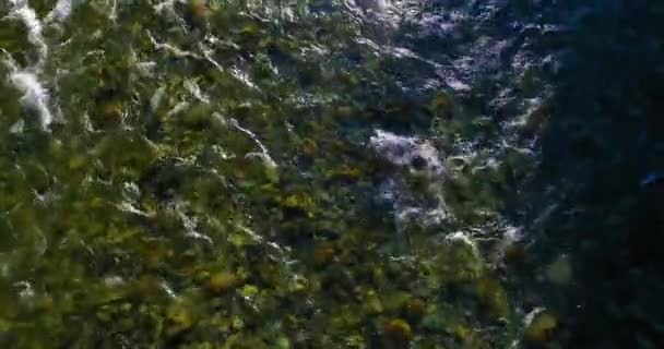 Tiefflug über frischen schnellen Gebirgsfluss mit Felsen an sonnigem Sommermorgen. — Stockvideo