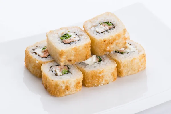 Restaurante de comida japonesa, plato de rollo de sushi maki gunkan o set de platos. Conjunto y composición de sushi — Foto de Stock