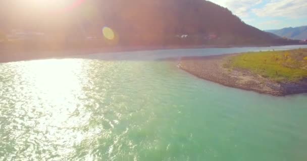 Voo de baixa altitude sobre o rio de montanha rápido fresco com rochas na manhã de verão ensolarada. — Vídeo de Stock