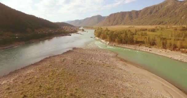 Політ на низькій висоті над прісною гірською річкою з камінням в сонячний літній ранок . — стокове відео
