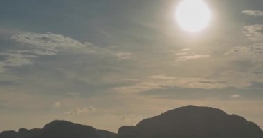 Phi Phi Adası 'nın harika körfezinde, teknelerle dolu bir zaman atlaması bulutları. Andaman deniz lagünü.