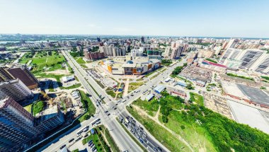 Kesişen yollar, evler, binalar, parklar ve otoparklar olan havacılık şehri manzarası. Güneşli yaz panoramik resmi