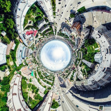 Kesişen yollar, evler, binalar, parklar ve otoparklar olan havacılık şehri manzarası. Güneşli yaz panoramik resmi