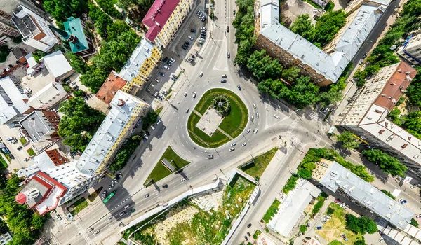 Vista aérea de la ciudad con encrucijadas y caminos, casas, edificios, parques y estacionamientos. Imagen panorámica soleada de verano —  Fotos de Stock