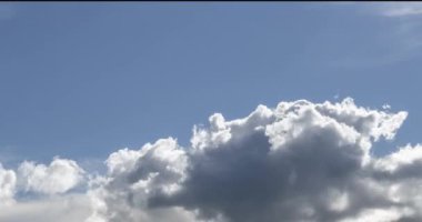 Dağların arkasındaki bulutların zaman çizelgesi. Kar, kayalar, uçurumlar ve derin mavi gökyüzü. Yüksek irtifa.