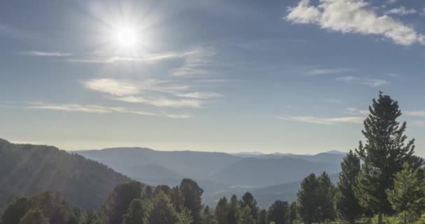 Timelapse del prado de montaña. Naturaleza salvaje y campo rural. Nubes, árboles, hierba verde y rayos de sol movimiento. Movimiento de cámara. — Vídeos de Stock