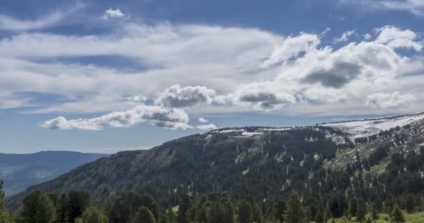 Tidsförskjutning av molnlandskap bakom bergstoppen. Snö, stenar, klippor och djupblå himmel. Hög höjd. — Stockvideo