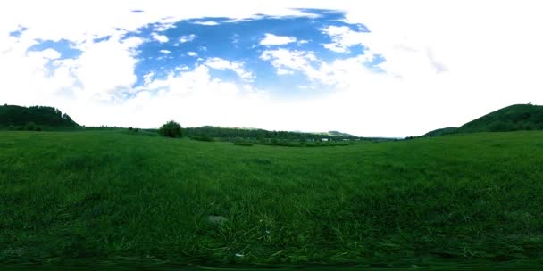 360 VR красивой горной луга Timelapse в летнее или осеннее время. Облака, зеленая трава и солнечные лучи. — стоковое видео