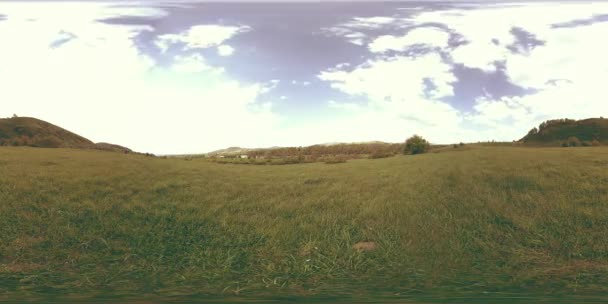360 VR einer wunderschönen Bergwiese im Zeitraffer im Sommer oder Herbst. Wolken, grünes Gras und Sonnenstrahlen. — Stockvideo