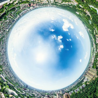 Kesişen yollar, evler, binalar, parklar ve otoparklar olan havacılık şehri manzarası. Güneşli yaz panoramik resmi