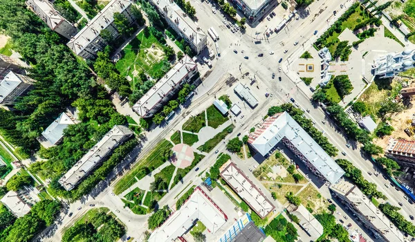 Légi kilátás kereszteződésekkel és utakkal, házak, épületek, parkok és parkolók. Napfényes nyári panoráma kép — Stock Fotó