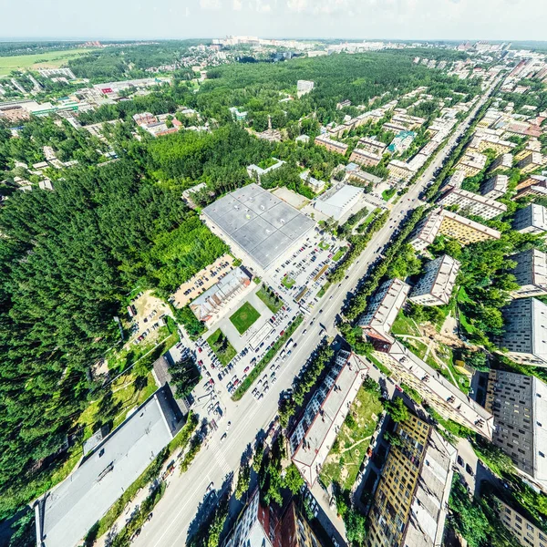 Letecký výhled na město s křižovatkou a silnic, domů, budov, parků a parkovišť. Slunečné léto panoramatický obraz — Stock fotografie