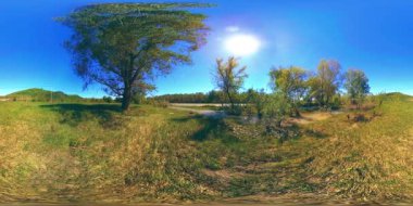 UHD 4K 360 VR Bir nehrin Sanal Gerçekliği güzel dağ ormanlarında kayaların üzerinden akıyor