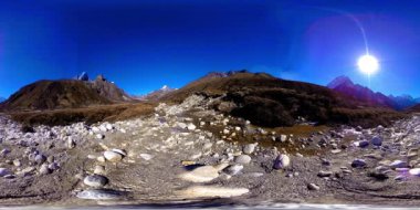 Nepal 'deki Dingboche ve Pheriche köyünün 4K VR' si, Everest ana kamp alanının temel noktası. EBC. Dağdaki Budist aptallığı..