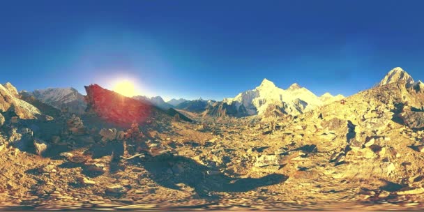360 vr panoramisch uitzicht op zonsondergang over Kala Patthar. Mount Everest en Khumbu vallei, Nepal van de Himalaya. Schapen van Gorak — Stockvideo