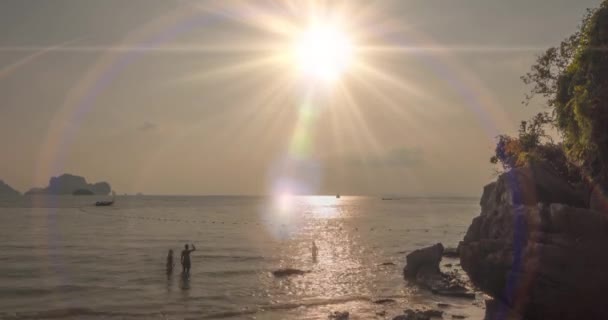 Tijdsverloop van lichtstralen over zee of oceaan bij zonsondergang. Heet zomerweer bij tropisch weer. Panoramische beweging. — Stockvideo