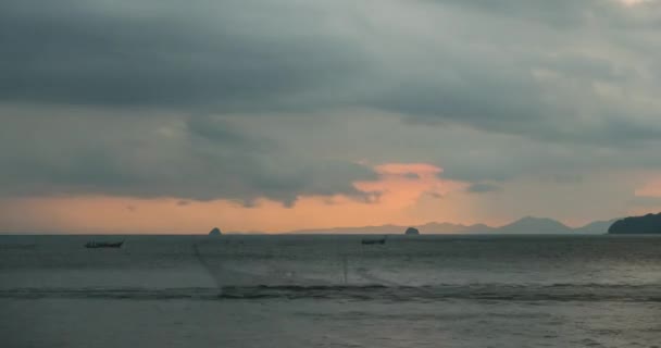 Tempo-lapso de raios de luz sobre o mar ou oceano ao pôr-do-sol. Tempo quente de verão em tropical. Movimento panorâmico. — Vídeo de Stock