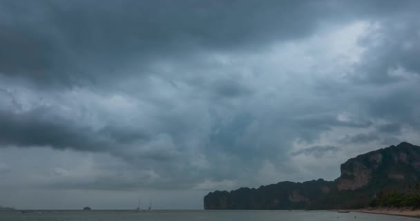 Kumsalda ve teknelerle deniz manzarasında yağmur bulutları hızlanıyor. Okyanusta tropik fırtına. — Stok video