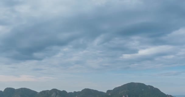 Tiempo de lapso de día nubes sobre la maravillosa bahía de Phi Phi isla paisaje con barcos. Laguna de mar de Andamán. — Vídeos de Stock