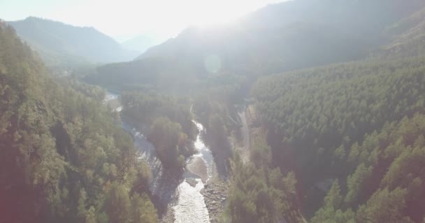 Vuelo de baja altitud sobre el río fresco de montaña rápida con rocas en la soleada mañana de verano. — Vídeos de Stock