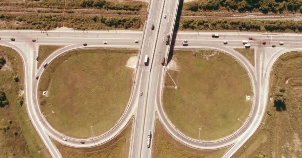 Iperlapsi aerea timelapse del traffico cittadino all'incrocio strada incrocio. Strada statale. Vista verticale. Movimento veloce . — Video Stock