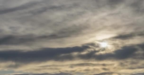 Zeitraffer der Abendsonne, die durch die kalten Nebelwolken in den Bergen auftaucht. Sonnenuntergang im Bergnebel. — Stockvideo