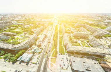 Kesişen yollar, evler, binalar, parklar ve otoparklar olan havacılık şehri manzarası. Güneşli yaz panoramik resmi