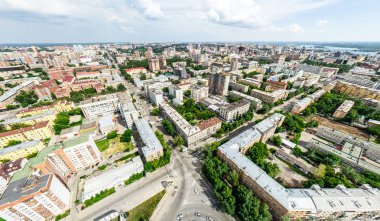 Kesişen yollar, evler, binalar, parklar ve otoparklar olan havacılık şehri manzarası. Güneşli yaz panoramik resmi