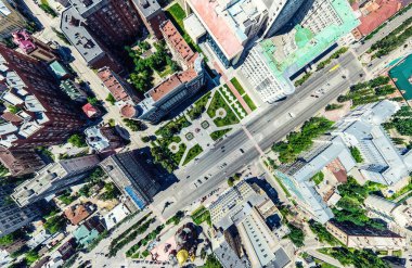 Kesişen yollar, evler, binalar, parklar ve otoparklar olan havacılık şehri manzarası. Güneşli yaz panoramik resmi