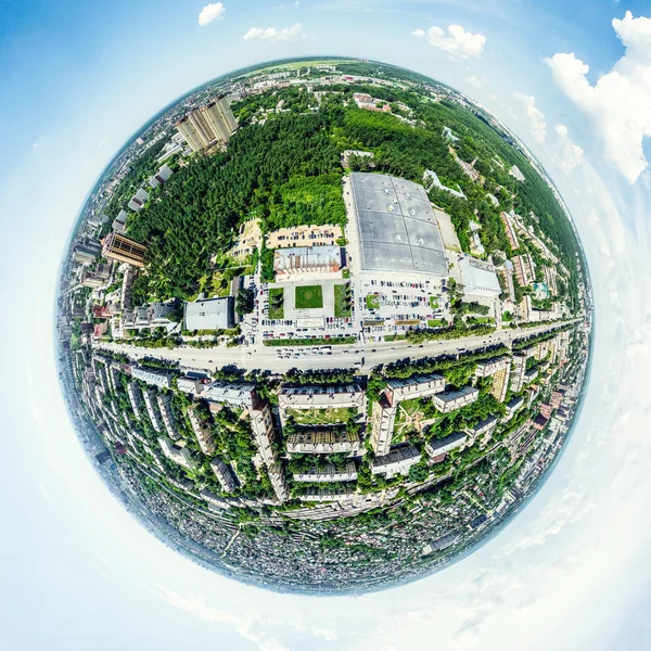 Vista aérea de la ciudad con encrucijadas y caminos, casas, edificios, parques y estacionamientos. Imagen panorámica soleada de verano —  Fotos de Stock