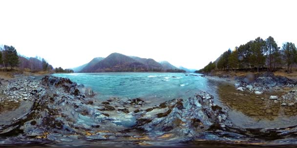 VR av en vacker fjällälv på senhösten. Nationalpark, äng, flodstrand på mulen dag. — Stockvideo