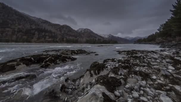 Time lapse shot of a river near mountain forest. Huge rocks and fast clouds movenings. — Stock Video