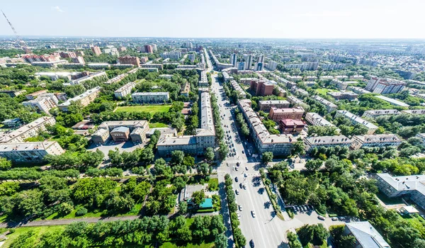 Yolları, evleri ve binaları olan havacılık şehri manzarası.