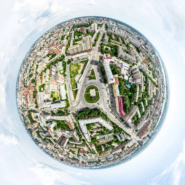 Vista aérea da cidade com encruzilhada e estradas, casas, edifícios, parques e estacionamentos. Verão ensolarado imagem panorâmica — Fotografia de Stock