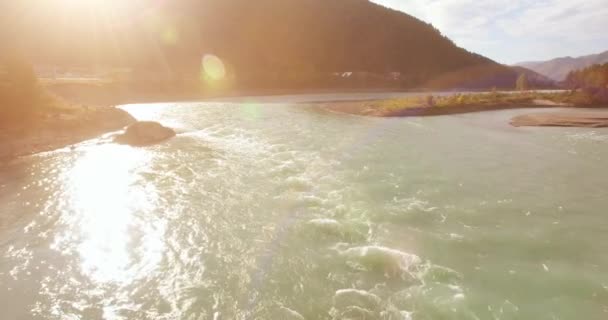 Laaggelegen vlucht over verse snelle bergrivier met rotsen op zonnige zomerochtend. — Stockvideo