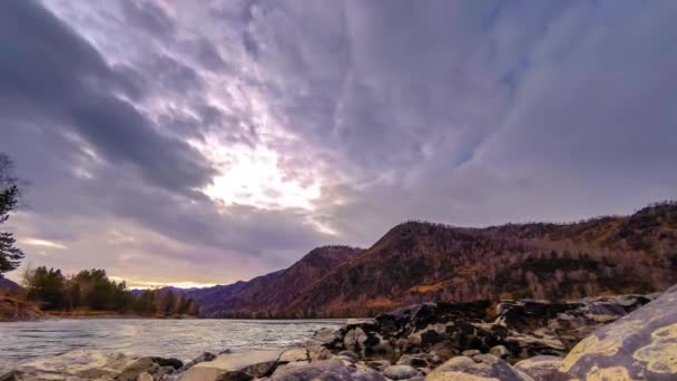 Tiro de lapso de tiempo de un río cerca del bosque de montaña. Grandes rocas y veladas de nubes rápidas. Movimiento deslizante horizontal — Vídeos de Stock