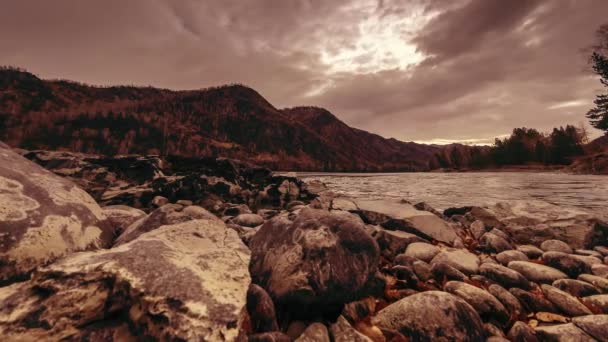 Plan temporel d'une rivière près de la forêt de montagne. D'énormes rochers et des nuages rapides se déplacent. Mouvement horizontal du curseur — Video