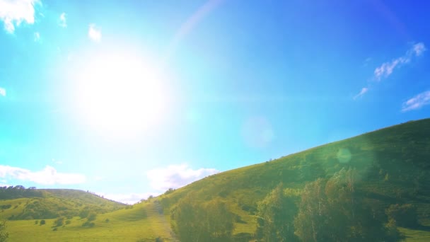 4K UHD prairie de montagne timelapse à l'été. Nuages, arbres, herbe verte et mouvement des rayons du soleil. — Video